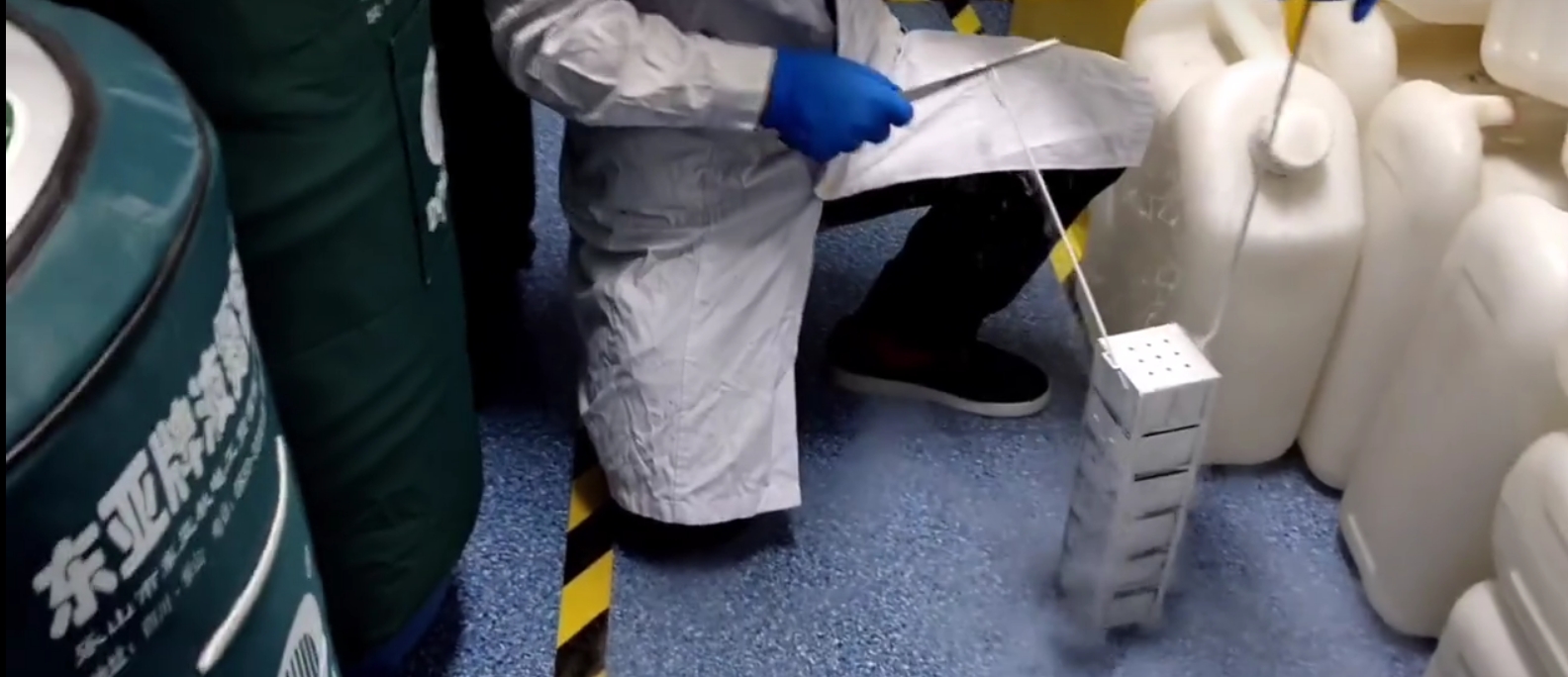 東亞液氮罐使用中 東亞液氮罐使用中