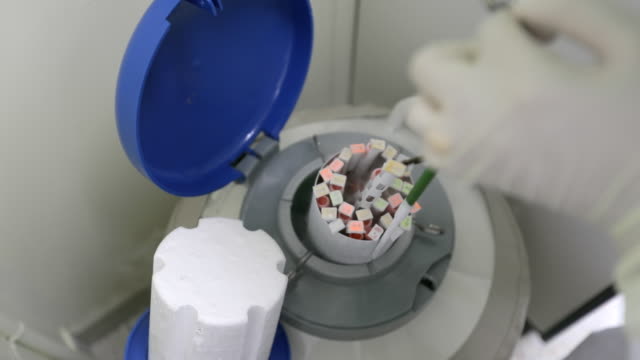 液氮罐正在使用中 液氮罐正在使用中